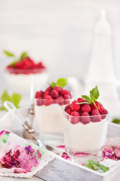 Deliciosa mousse dulce decorado con frambuesas frescas — Foto de Stock