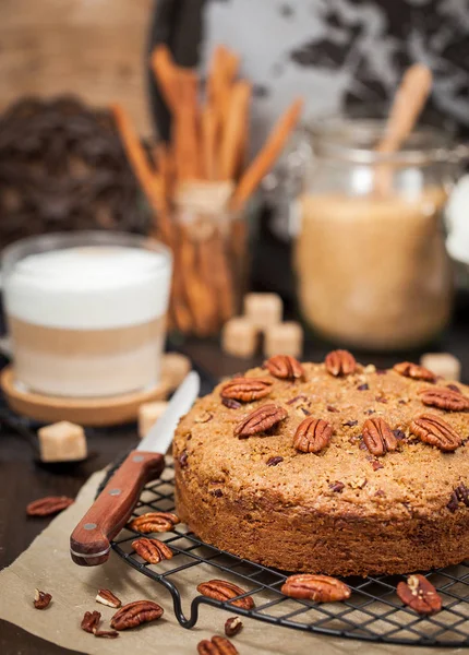Вкусная корица и ореховый кофейный пирог — стоковое фото
