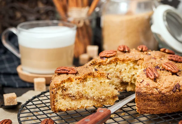 Delicious cinnamon and pecan coffee cake — Stock Photo, Image