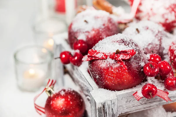 Composición navideña con manzanas rojas, bolas, canela, nieve y — Foto de Stock