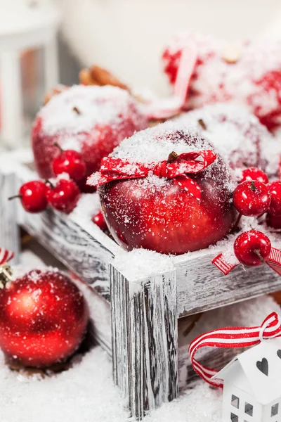 Kerst samenstelling met rode appels, kaneel, sneeuw ballen, en — Stockfoto