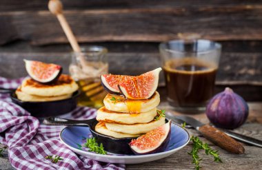 Taze incir ve bal ile süzme peynirli gözleme