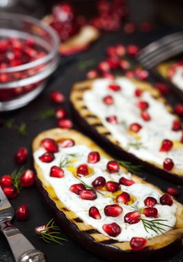 Sarımsaklı yoğurt sos, dereotu ve nar ile ızgara patlıcan