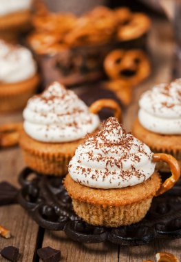 Bir kapuçino bardak gibi dekore edilmiş lezzetli kahve kek