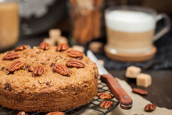 Lezzetli kahve tarçın ve cevizli kek — Stok fotoğraf