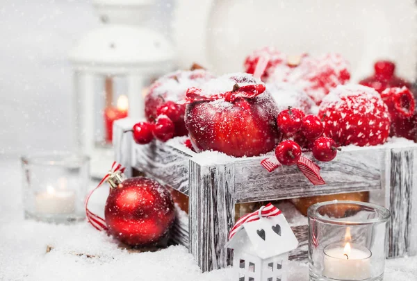 圣诞节作文与红苹果，球，肉桂，雪和 — 图库照片