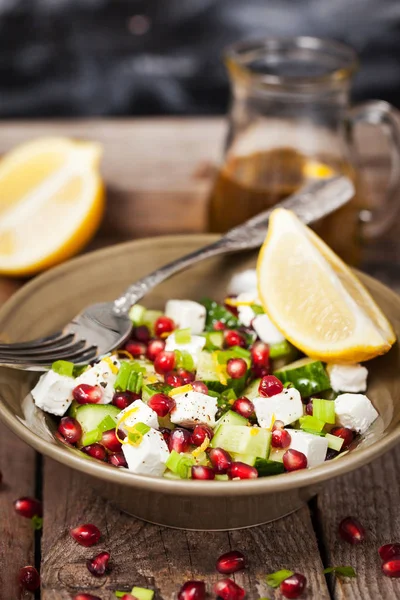 Taze yeşil salata nar tohumları, salatalık ve beyaz che ile — Stok fotoğraf