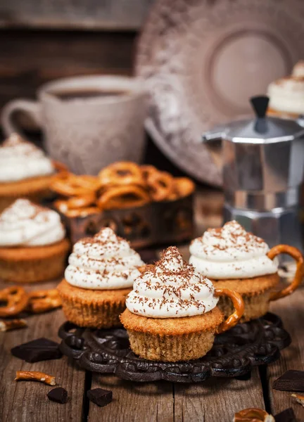 Deliciosos cupcakes de café decorados como una taza de capuchino — Foto de Stock