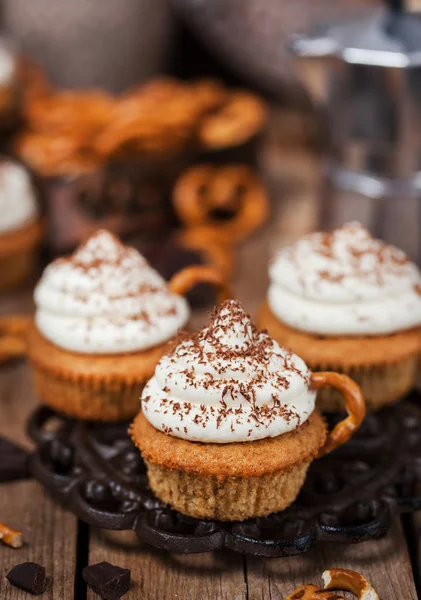 Leckere Kaffee-Cupcakes wie eine Cappuccino-Tasse dekoriert — Stockfoto
