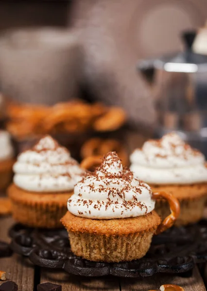 Delicious coffee cupcakes decorated like a cappuccino cup — Stock Photo, Image