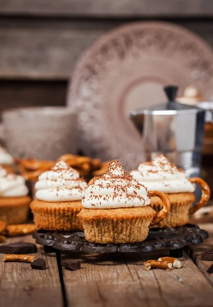Смачні кавові кекси, прикрашені як чашка капучино — стокове фото