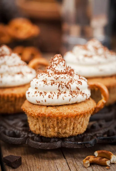 Prăjituri delicioase de cafea decorate ca o ceașcă de cappuccino — Fotografie, imagine de stoc