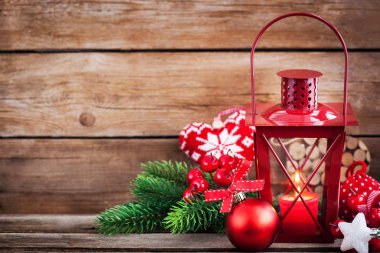 Noel zamanı kırmızı latern ile mum ışığı ve tatil Dekorasy