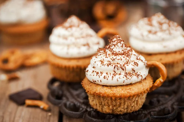 Deliziosi cupcake di caffè decorati come una tazza di cappuccino — Foto Stock