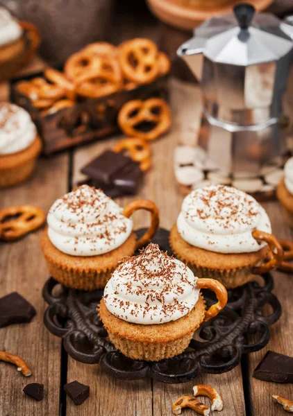 Utsökt kaffe cupcakes dekorerade som en cappuccinokopp — Stockfoto