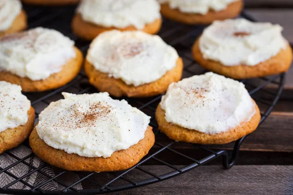 Bolinhos caseiros de abóbora bolo de especiarias com esmalte e canela — Fotografia de Stock