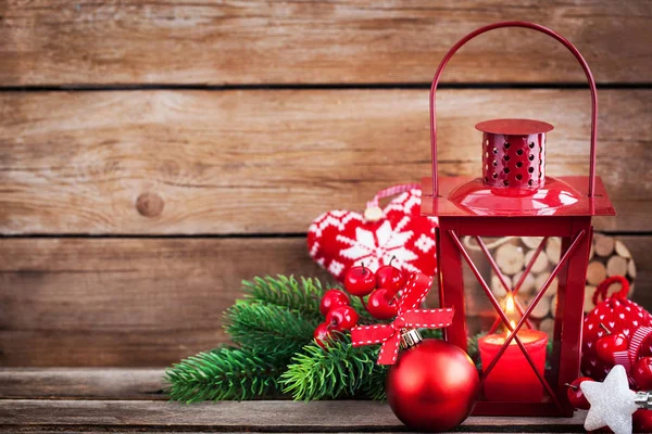 Noel zamanı kırmızı latern ile mum ışığı ve tatil Dekorasy — Stok fotoğraf