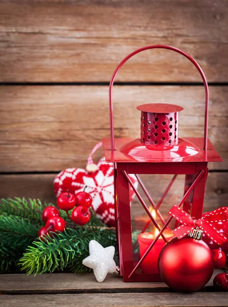 Tiempo de Navidad rojo latern con luz de vela y decorati de vacaciones —  Fotos de Stock