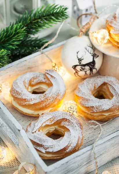 Anneaux bouffants à la crème (pâte choux) ) — Photo