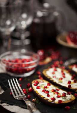 Sarımsaklı yoğurt sos, dereotu ve nar ile ızgara patlıcan