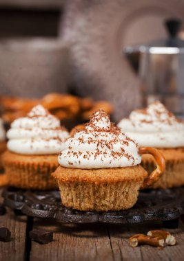 Bir kapuçino bardak gibi dekore edilmiş lezzetli kahve kek