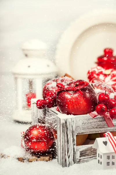 Composición navideña con manzanas rojas, bolas, canela, nieve y — Foto de Stock