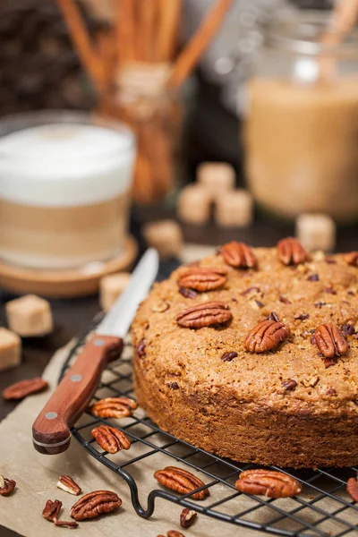 Deliciosa canela e bolo de café pecan — Fotografia de Stock