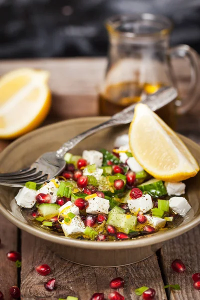 Gránátalma mag, uborka, feta che friss zöld saláta — Stock Fotó