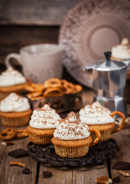 Heerlijke koffie cupcakes ingericht als een cappuccino-kop — Stockfoto