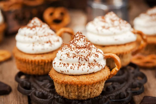 Délicieux cupcakes au café décorés comme une tasse de cappuccino — Photo