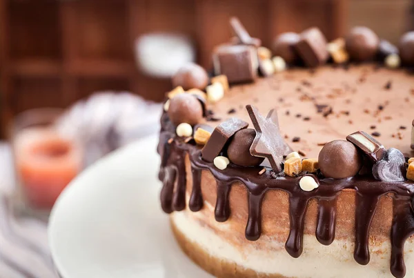 Två skikt chokladcheesecake dekorerad med godis och glasyr — Stockfoto