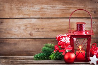Noel zamanı kırmızı latern ile mum ışığı ve tatil Dekorasy