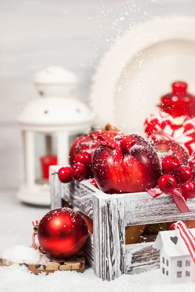 Christmas sammansättning med röda äpplen, bollar, kanel, snö och — Stockfoto