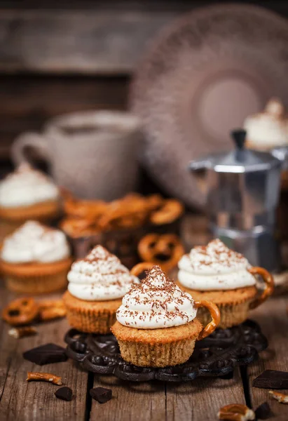 Leckere Kaffee-Cupcakes wie eine Cappuccino-Tasse dekoriert — Stockfoto