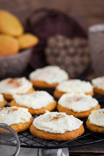 Hausgemachte Kürbiskuchenplätzchen mit Glasur und Zimt — Stockfoto