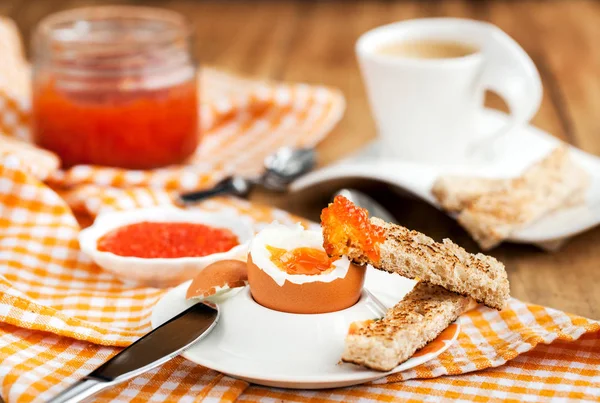 Huevo cocido con caviar rojo, tostadas y café —  Fotos de Stock