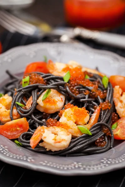 Espaguetis negros con gambas y caviar rojo —  Fotos de Stock