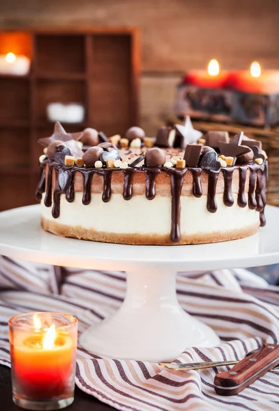 Två skikt chokladcheesecake dekorerad med godis och glasyr — Stockfoto