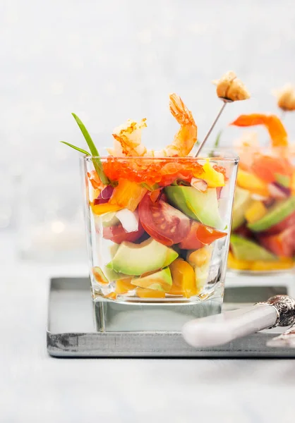 Креветки, авокадо, помидоры, лосось и красный салат с икрой в — стоковое фото