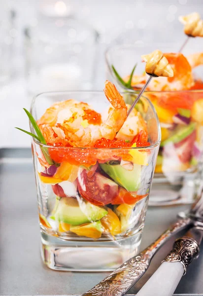Ensalada de camarones, aguacate, tomate, salmón y caviar rojo en — Foto de Stock