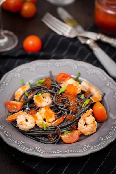 Spaghetti neri con gamberetti e caviale rosso — Foto Stock