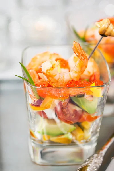 Ensalada de camarones, aguacate, tomate, salmón y caviar rojo en — Foto de Stock