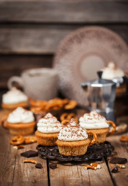 Délicieux cupcakes au café décorés comme une tasse de cappuccino — Photo