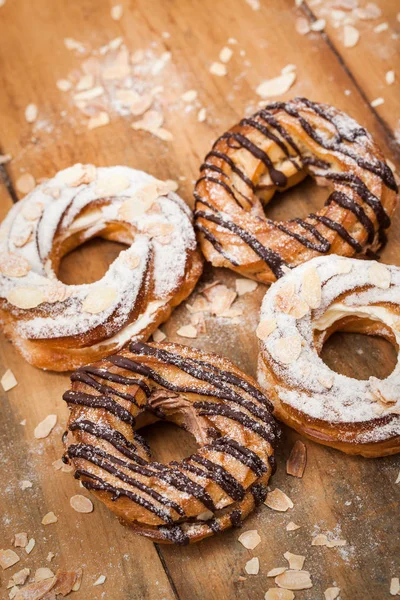 Chocolate and powdered sugar cream puff rings (choux pastry) — Stock Photo, Image