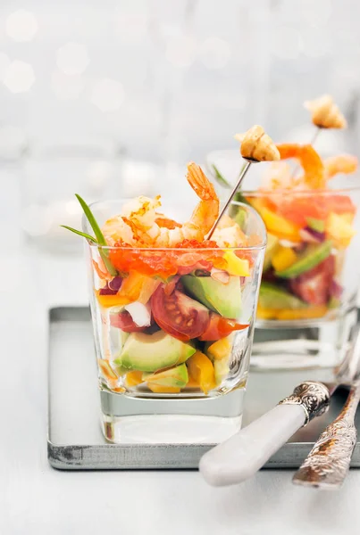 Ensalada de camarones, aguacate, tomate, salmón y caviar rojo — Foto de Stock