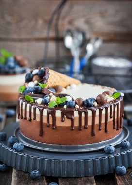 Üç çikolatalı mousse kek 