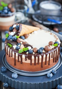 Üç çikolatalı mousse kek 