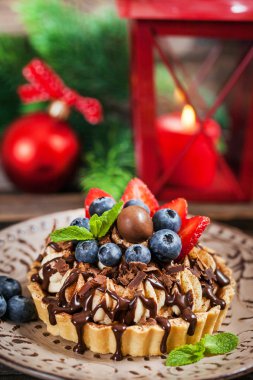 Banoffee çikolatalı pasta çikolata, taze yaban mersini ile dekore edilmiştir.