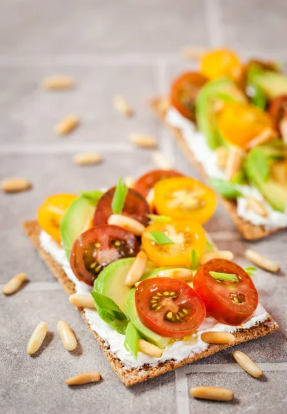 Хрустящий тост с сыром, авокадо, помидорами — стоковое фото