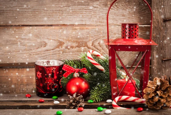 Tiempo de Navidad rojo latern con luz de vela —  Fotos de Stock